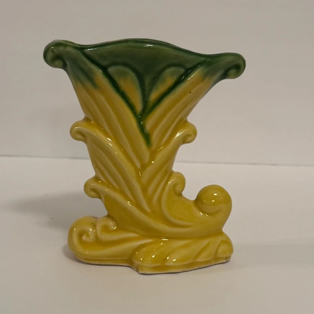 Vintage USA 835 Pottery Mid Century Modern Art Cornucopia Vase 5” Horn Plenty